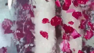 G奶肉感十足顔值騷女，穿著丁字褲和高跟鞋，揉捏巨乳翹起肥臀，掰開肥穴若隱若現，穿上黑絲M腿揉穴和直播間互動…
