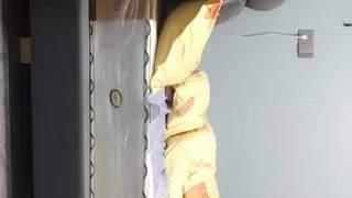 妈妈和青少年二人组在感性的脱衣舞视频中
