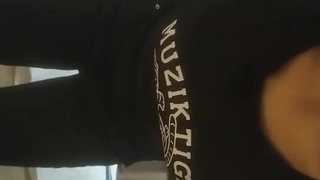 少女业余爱好者在宿舍房间里自慰