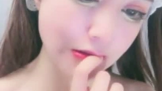 扯翻天！黑丝辣妹图书馆开腿「抠抠秀」路人走过竟照做