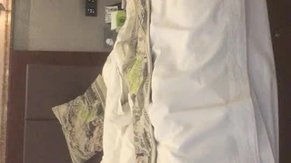 酒店约炮刚刚离异的女同事把她的B玩的湿漉漉的完美露脸