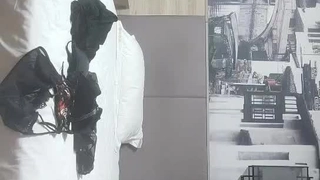 法律上的父亲年轻的继女在POV宿舍房间里满足了他的鸡巴