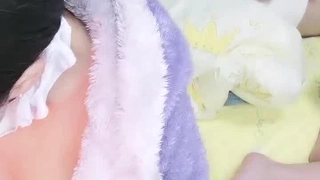 大学生Jazmin Lov从她的继父那里得到了一根大鸡巴的POV