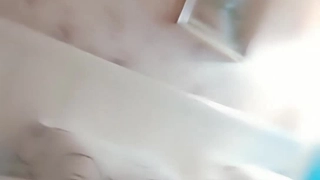 年轻拉丁裔少女用嘴巴和阴道接受大鸡巴的高清视频