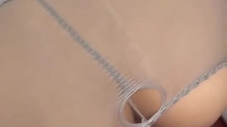 身材极好的美少妇爱玩自己的洞，顺便展示她引以为傲的大奶
