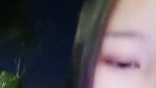 Sasah Ketanos紧致的屁股在摩托车上弹跳,然后被精液填满
