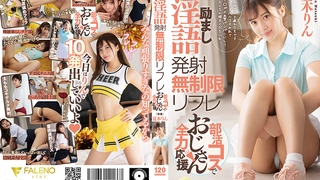 两个年轻的金发女人在拍摄期间接吻。