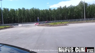 欲求不滿的哥哥老婆，偷偷地讓她喝上媚藥懇求著要求我的陰莖