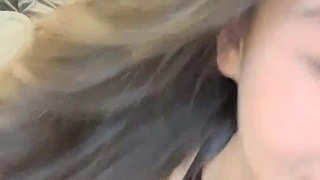 修剪过阴部的少女宝贝骑着她的伴侣享受快感