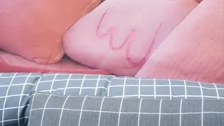 腰细翘臀清纯美少女小尺度露逼诱惑,半脱下内裤掰开