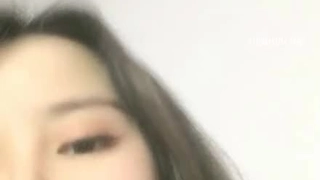 过度敏感的女孩会获得真正的乳头高潮。 湿猫高潮收缩