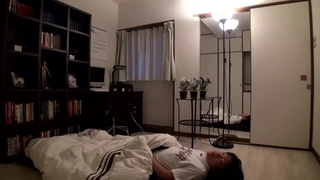 土豪大屌哥公寓约操刚读大二的水嫩美女,蝴蝶嫩穴又小又紧干的太久妹子都哭了求饶：好舒服,好想尿尿,不行了!