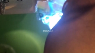 我操我的印度继妹的自制视频,她睡觉了,最后在她的嘴里射精了